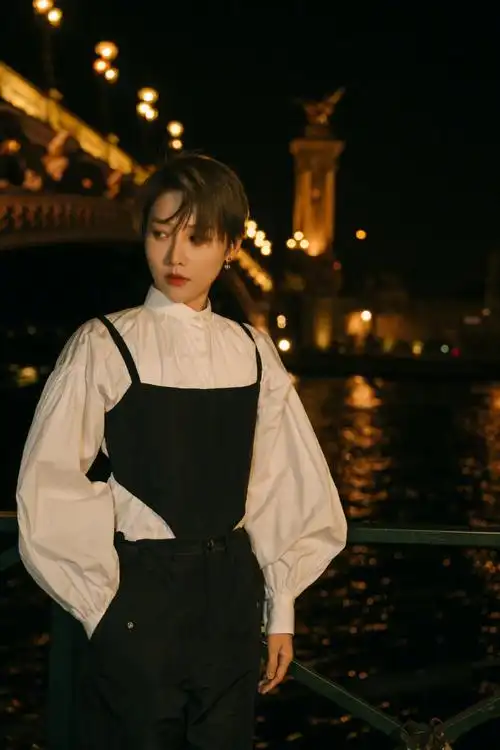 身穿dior 2023春夏系列的@刘雨昕亮相今晚即将到来的秋冬女装大秀