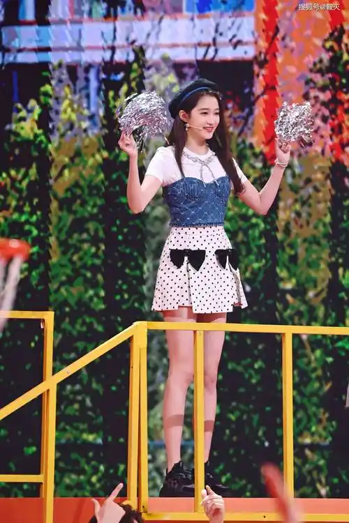 关晓彤参加节目短裙贝雷帽俏皮可爱