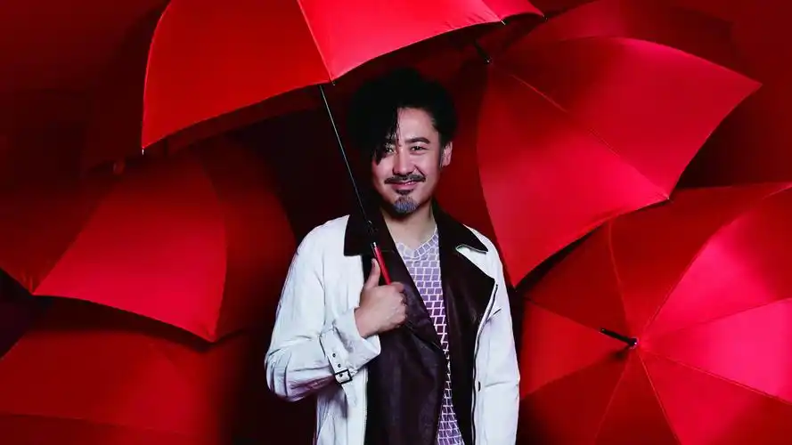 吴秀波雨伞明星风尚壁纸