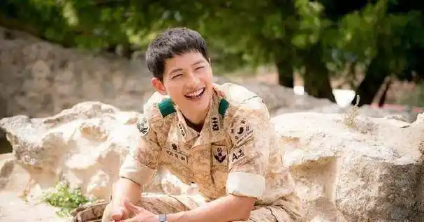 1宋仲基不知道你们有没有发现,在韩国许多人气高涨的男星都会神秘地"