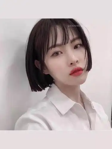 2019秋冬女生显脸小短发发型盘点_刘海