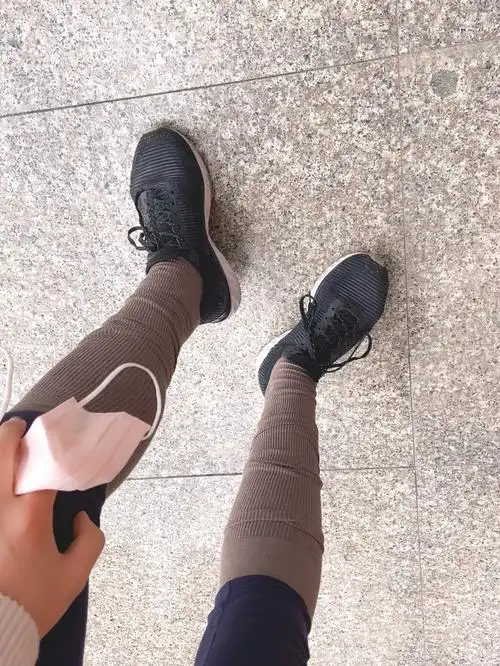 地面还是湿的,鞋子湿了