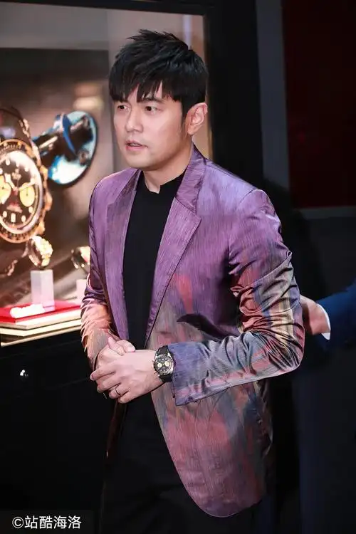 周杰伦瘦了空降广州出席活动引尖叫穿紫色西装变瘦一圈zt