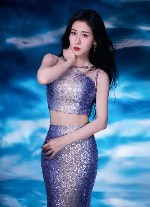 中秋佳节,风清月皎,@张碧晨闪耀修身裙现身光影中,如拨开云雾后的明月