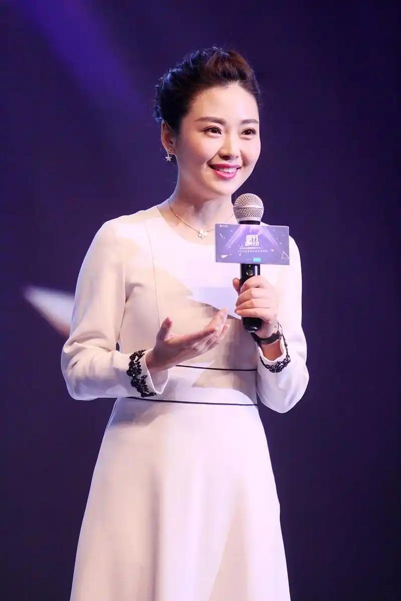 央视主持人李文静在直播中遭遇门牙突然掉落,但她迅速判断并采取措施