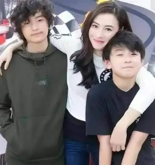 张柏芝爆三胎生父王菲已哭晕