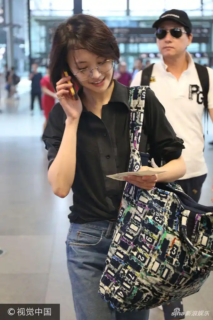 郑爽素颜现身机场头发凌乱 一路聊语音心情不错