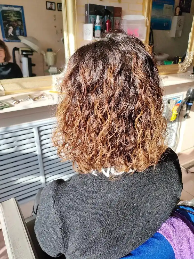 齐脖发型,齐脸的短发烫个满头卷,满满的复古风,蓬松时尚很有造 - 抖音