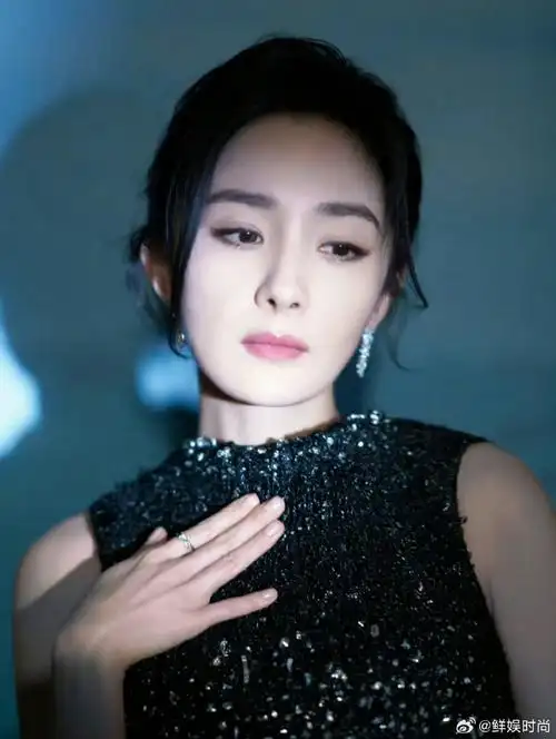 杨幂手上的疤##杨幂手上的两道疤#幂姐的手指上,那两道微红的疤痕,像