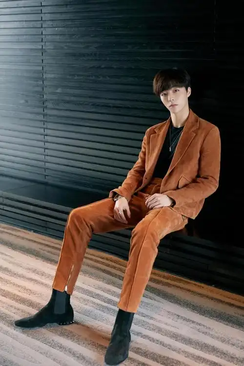 陈立农帅气西装写真