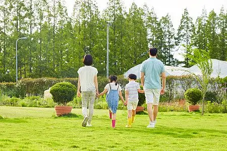 家庭人背影图片