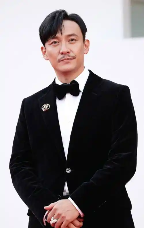 44岁张震穿黑西装走红毯,大长腿还有身材肌,卡地亚腕表太抢镜_沙丘