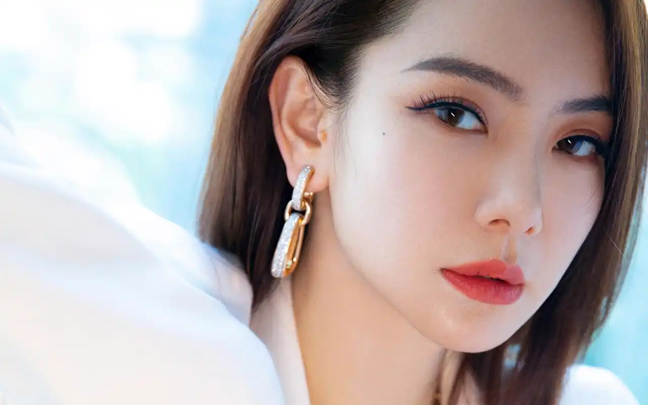 戚薇优雅知性写真桌面壁纸