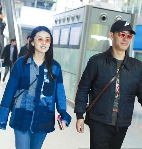 蒲巴甲和梁洁低调出行疑似提前蜜月之旅