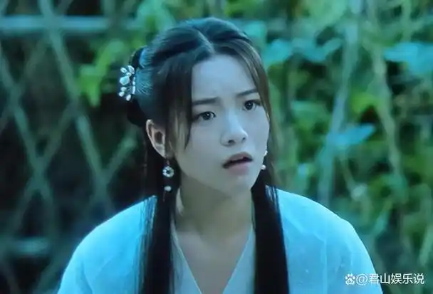 看到李庚希的表现后,许多网友更是纷纷吐槽:别把你的注意力放在古装