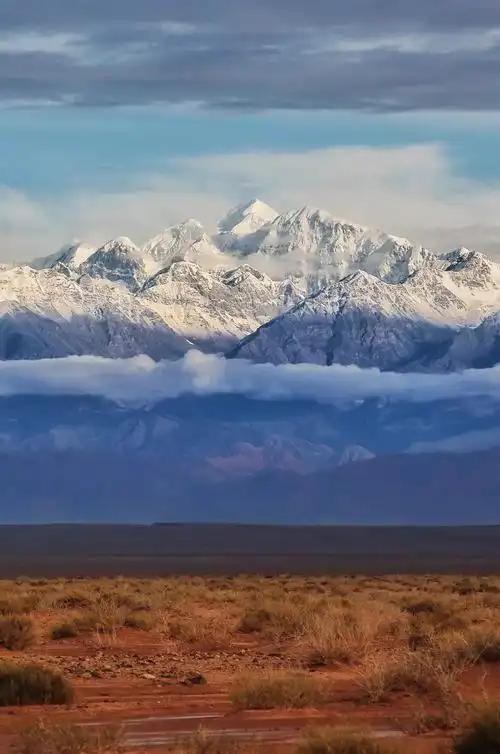 摄影师@宋文君,请横屏观看)亦为天山山脉的最高点主峰托木尔峰海拔744