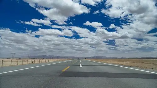 青海柴达木盆地深处无人区的公路