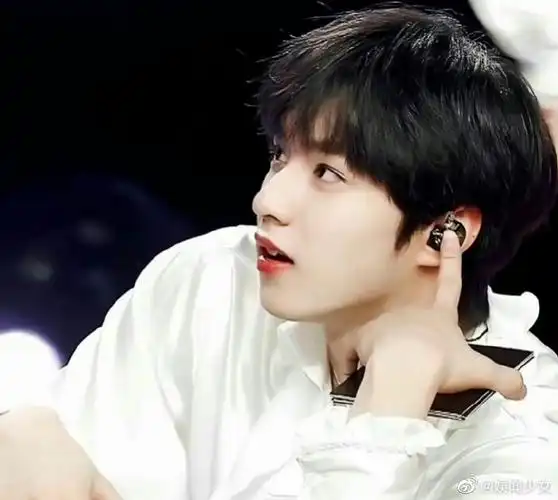 刘耀文锁骨战损妆