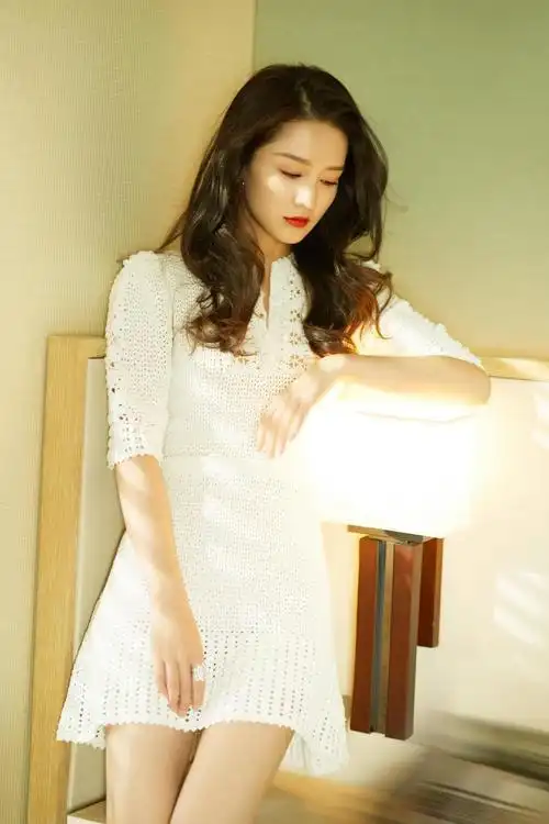 电鳗号|随便一穿,李沁小白裙穿搭大揭秘