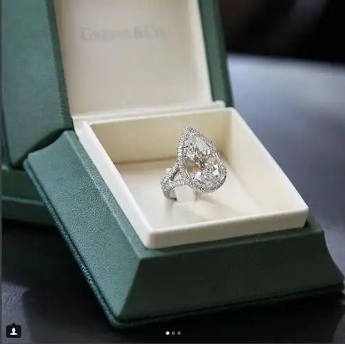 的重达20克拉的梨形鸽子蛋钻戒