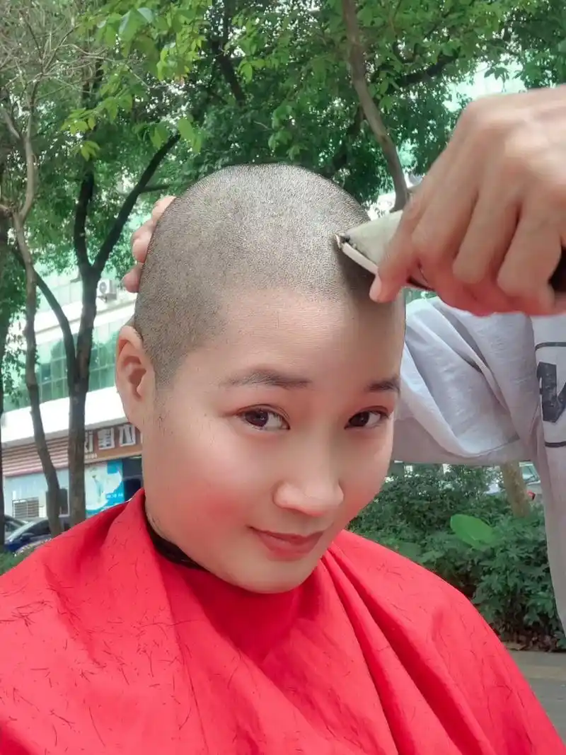女生剃光头