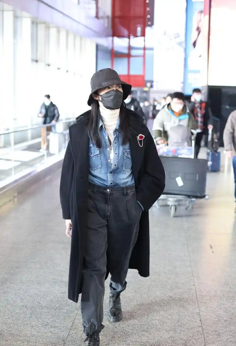 姚晨现身机场,黑色大衣配马丁靴显气场,三层叠穿很时髦!