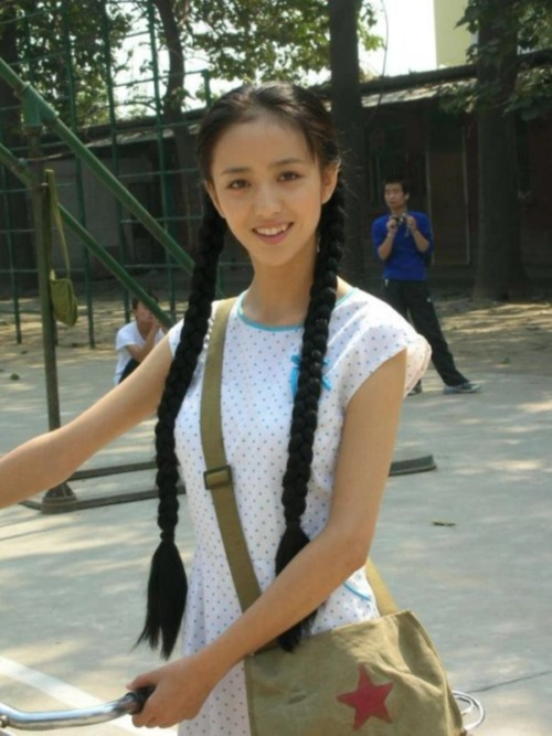 佟丽娅刚入行的片场照,在拍摄现场跳舞,与小演员合影留念