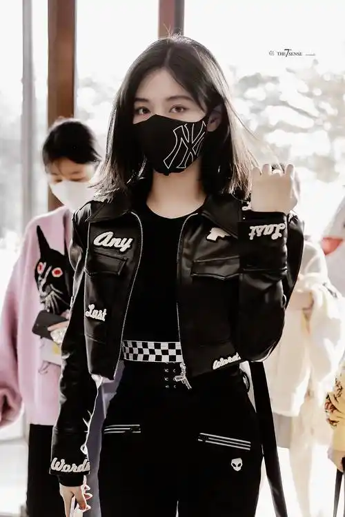 许佳琪今日机场造型饭拍allblack机车皮衣造型炫酷潇洒
