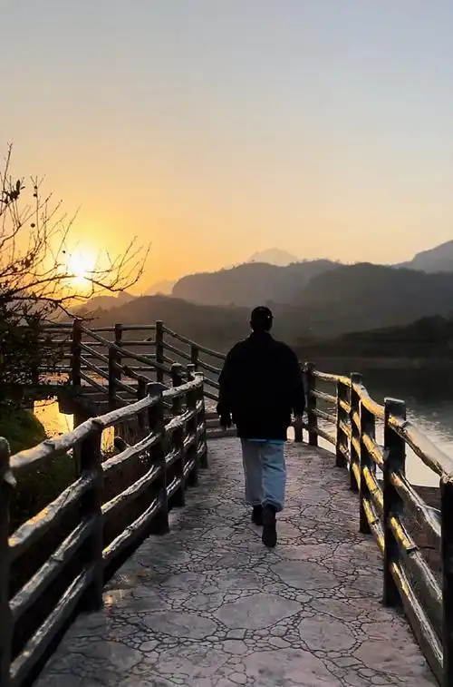 朱一龙周一元气背影照