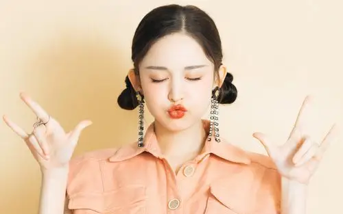 古力娜扎双丸子头甜美高清桌面壁纸