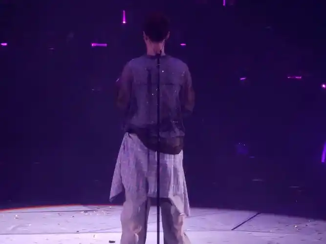 张艺兴!背影版《传说》宝宝你改的歌太好听了!