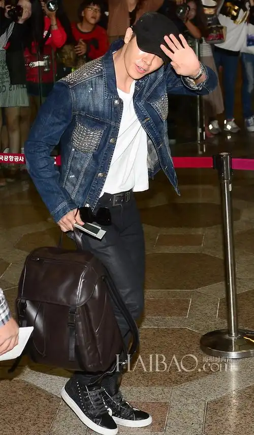 super junior组合成员李东海10月3日韩国金浦机场街拍 (飞日本)