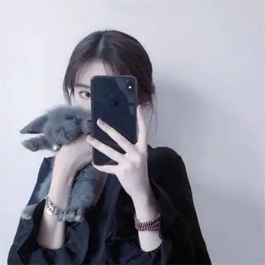 拿苹果13手机挡脸的女生头像