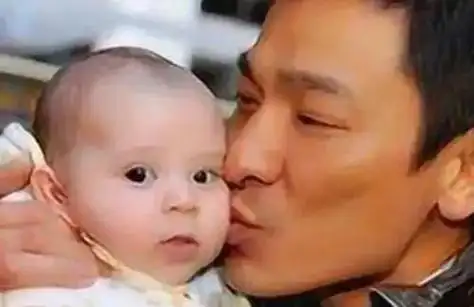 刘德华怎么也想不到当年随口亲的婴儿居然差点把他踢下神坛