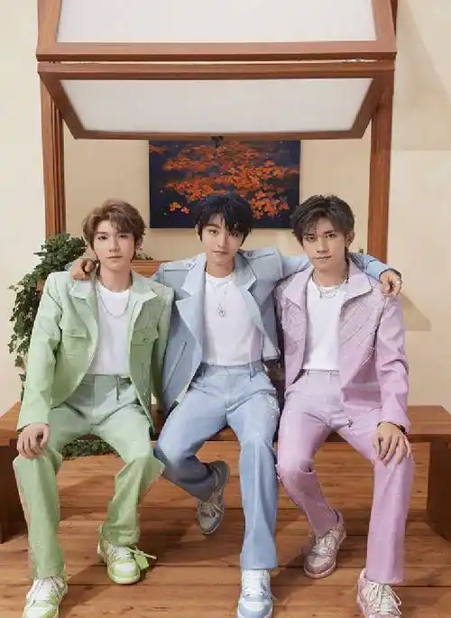 王俊凯新歌《回望》官宣,封面是蓝色,小螃蟹的应援色