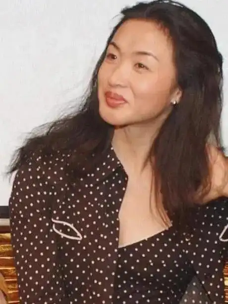 此后三人就住在金星租住的公寓内,直到多年之后肯波琳怀孕之后,两人才