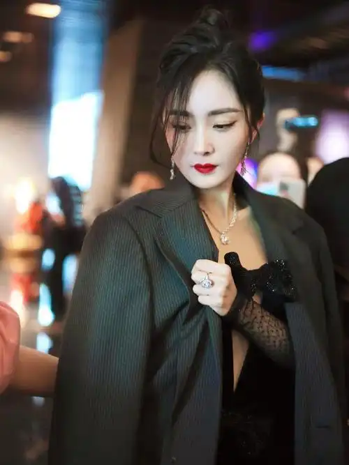 杨幂拾光盛典造型好辣生图美艳首次尝试深v签名笔写不出字反应好憨