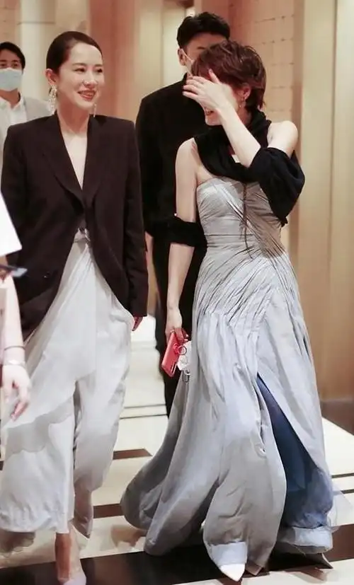 马伊琍海清不愧是70后典范抹胸裙穿出大气温婉感这才叫高级美