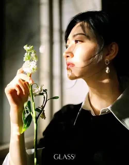 景甜真敢穿,大露背展示诱人肌肤和线条,性感独立懒理张继科复出_写真