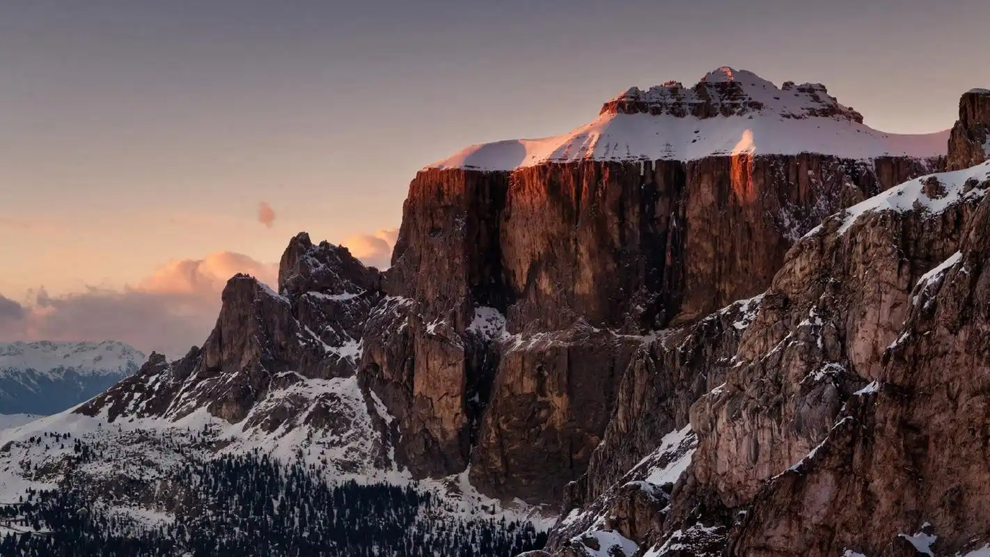 巍然挺拔的高山风景桌面壁纸
