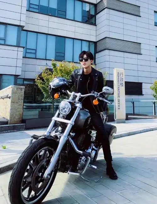 许魏洲想要在夏天穿出度假范儿,一定要像许魏洲一样,选择一件印花衬衫