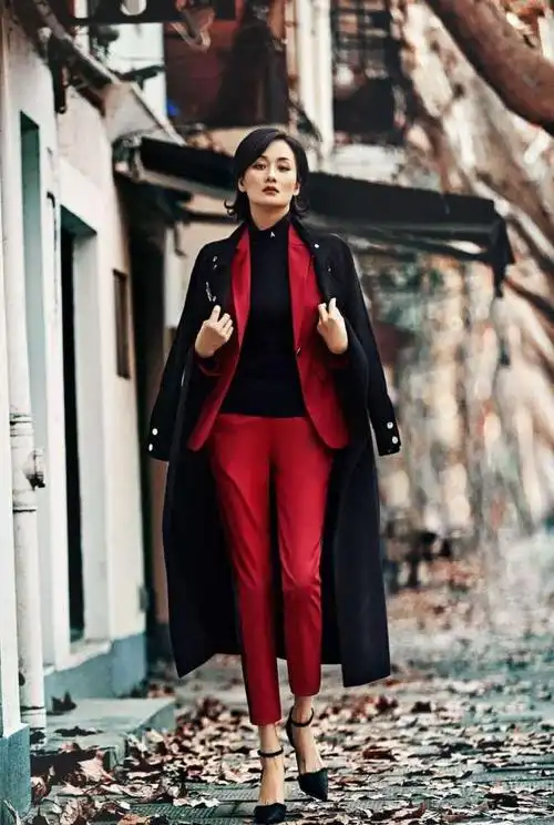 李颖把我给惊艳到了身穿西服搭黑色阔腿裤高级大气太美了