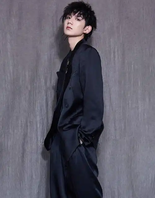王俊凯的条纹穿搭时尚潮流,王源穿一身黑衣帅气魅惑,成熟有范儿