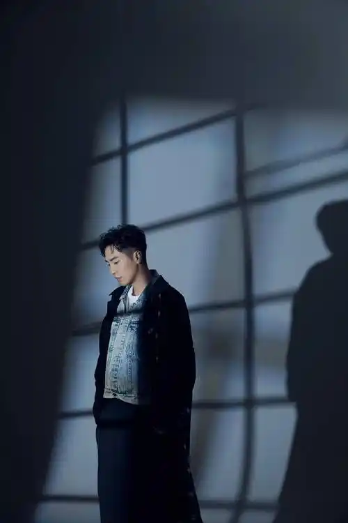 邹廷威开年时尚写真曝光轻熟风彰显帅气俊朗