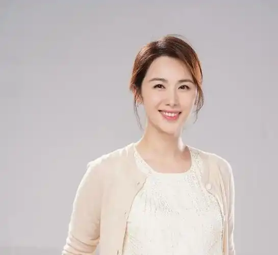 她被称为千年女配,因笑容被人熟知,嫁大自己15岁导演收获幸福_李呈媛