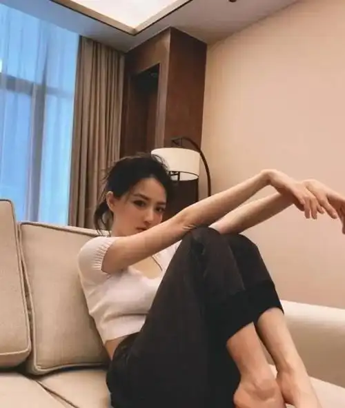 徐璐不仅长得好看私服更是青春时尚每一套都很适合90后女孩