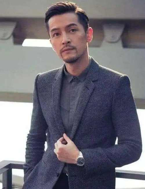 原创当红明星留胡子胡歌稳重白宇成熟看到易烊千玺这才是大佬