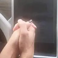 情侣开车十指紧扣图片 车内情侣十指相扣唯美图【点击鼠标右键下载】