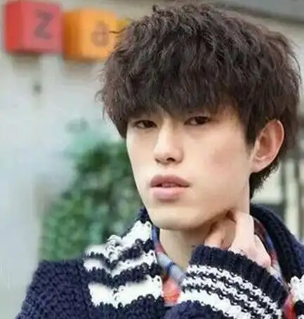 短发定位烫发型在外围有着很强烈的空气感卷发,短发烫发发型鬓角是