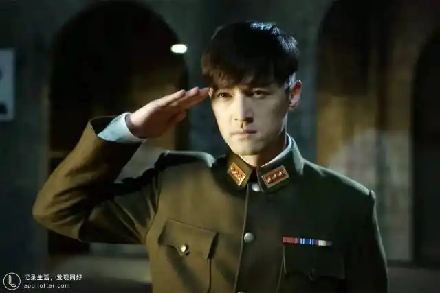 胡歌歌的眼睛好有神~ 就那么盯着你~~ 来自挖个萝卜栽个坑的lofter